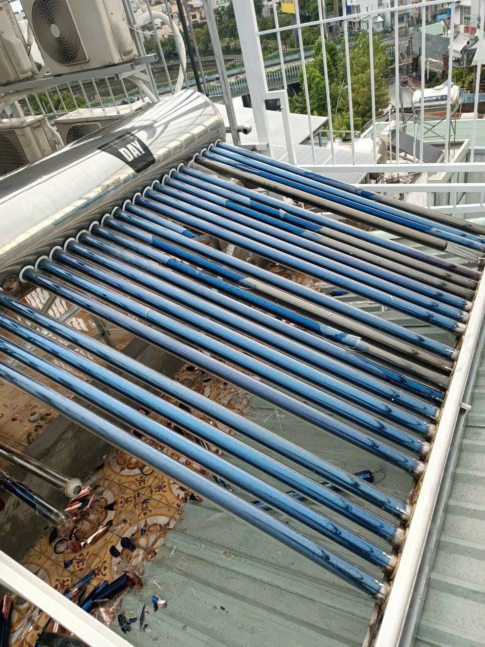 Dịch vụ lắp đặt máy nước nóng NLMT dạng ống thủy tinh