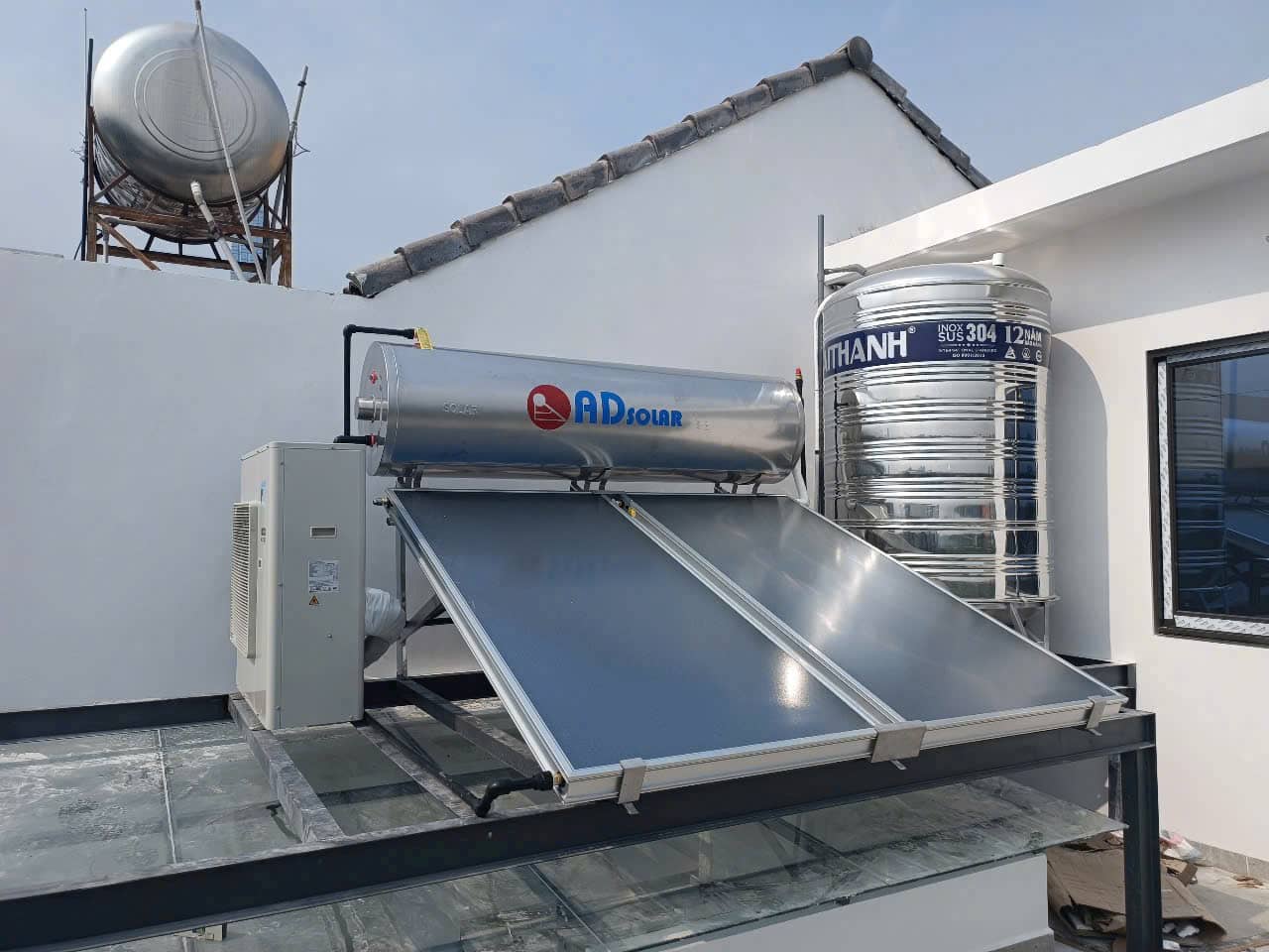 Máy nước nóng NLMT dạng tấm panel thẩm mỹ và bền bỉ theo thời gian